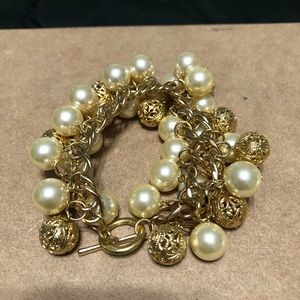 Gorgeous Pearl and gold eye-catching bracelet